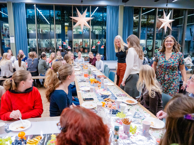 Det vert servert graut. Foto: Stian Lysberg Solum / NTB